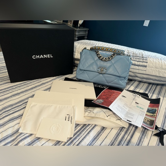 ❌ SOLD ❌ Chanel 19 Large ( 2021 )💲7️⃣0️⃣0️⃣0️⃣ - Picture 1 of 16